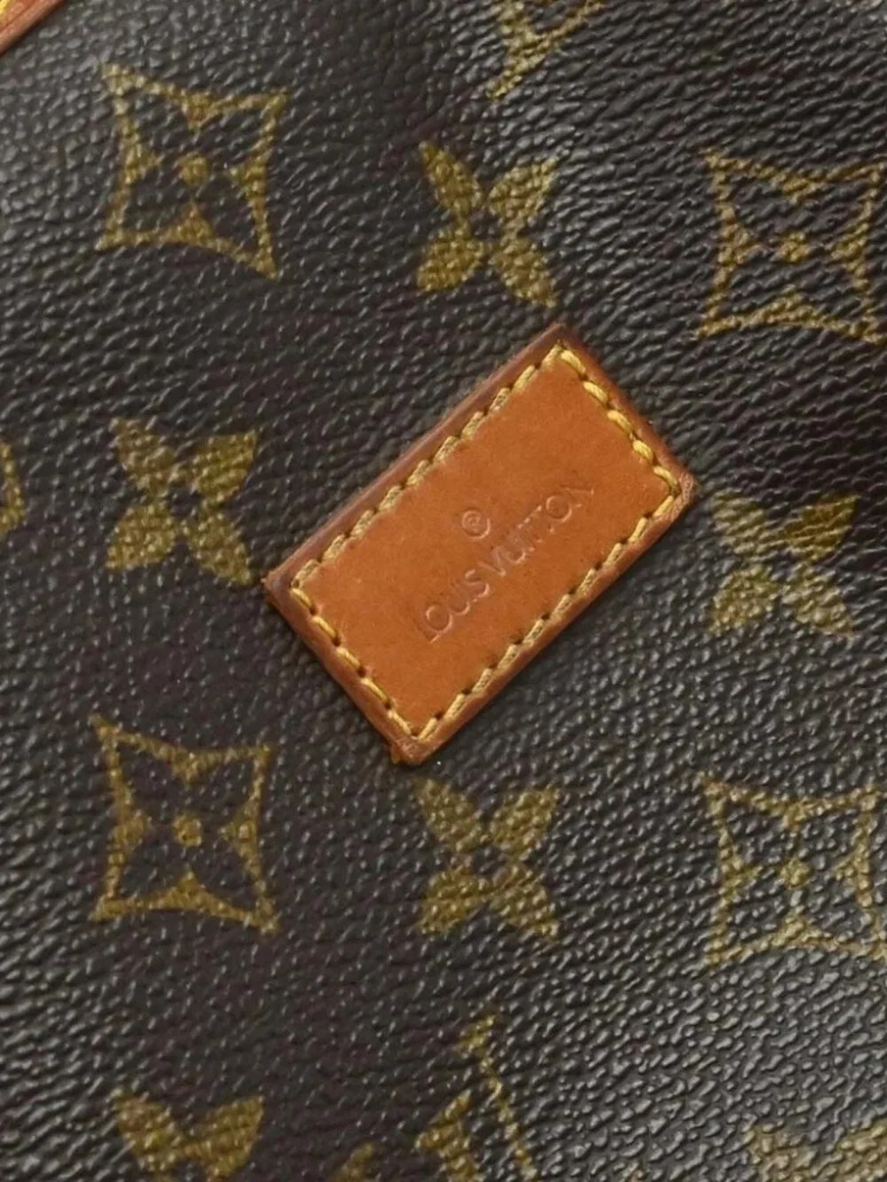 Louis Vuitton outside 	ab